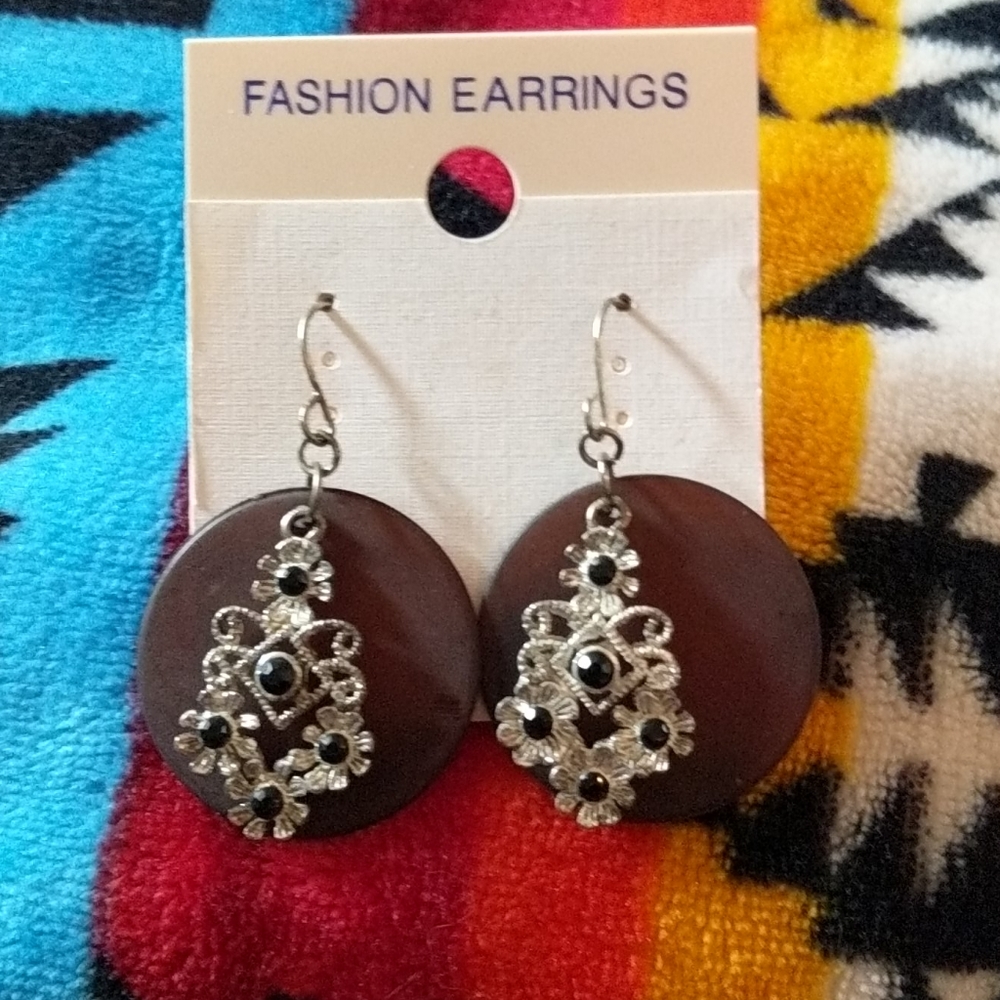 Earings new tag off but never worn